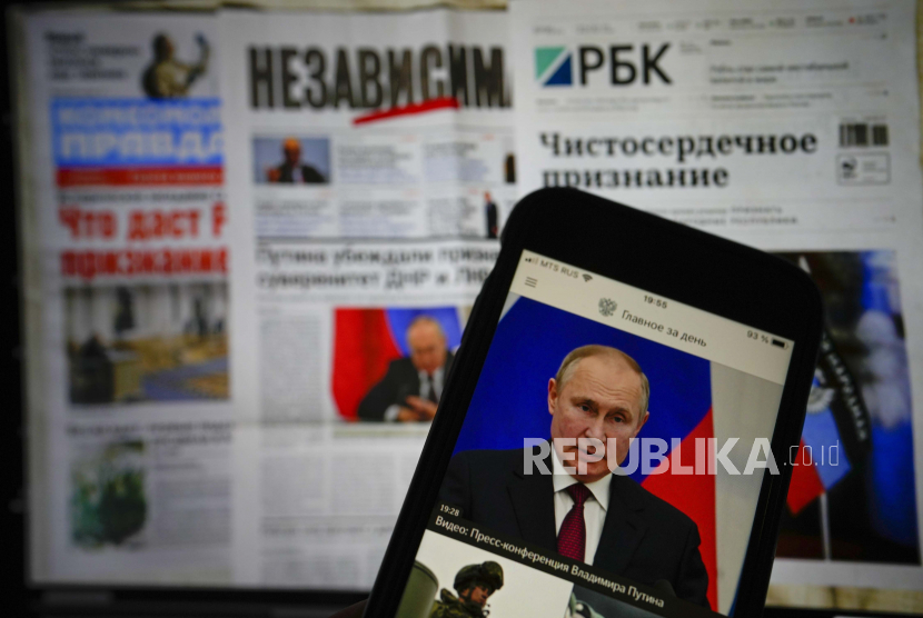Aplikasi surat kabar pemerintah Rusia ditampilkan di layar iPhone yang menunjukkan Presiden Rusia Vladimir Putin selama pidatonya di Kremlin di Moskow, Rusia, Selasa, 22 Februari 2022.