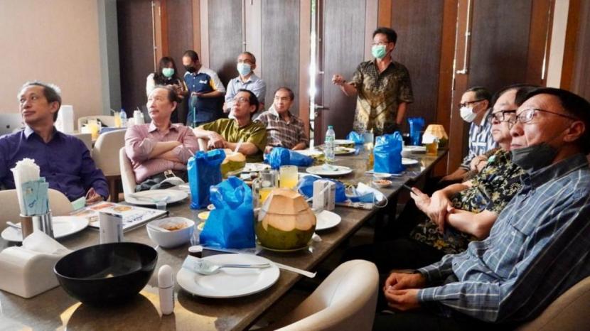 Peneliti Probiotik di AMRO Institute Surabaya, Ge Recta Geson (berdiri) bersama  para dokter Asosiasi Sexolog Indonesia (ASI) Surabaya (Foto-foto: Recta for jatimnow.com)