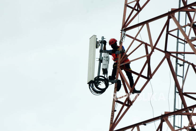 Teknisi melakukan pemeriksaan jaraingan saat pemeliharaan BTS XL Axiata (ilustrasi). XL Axiata memastikan jaringan telekomunikasinya tetap beroperasi usai gempa yang terjadi di Sulawesi Barat pada Jumat (15/1).