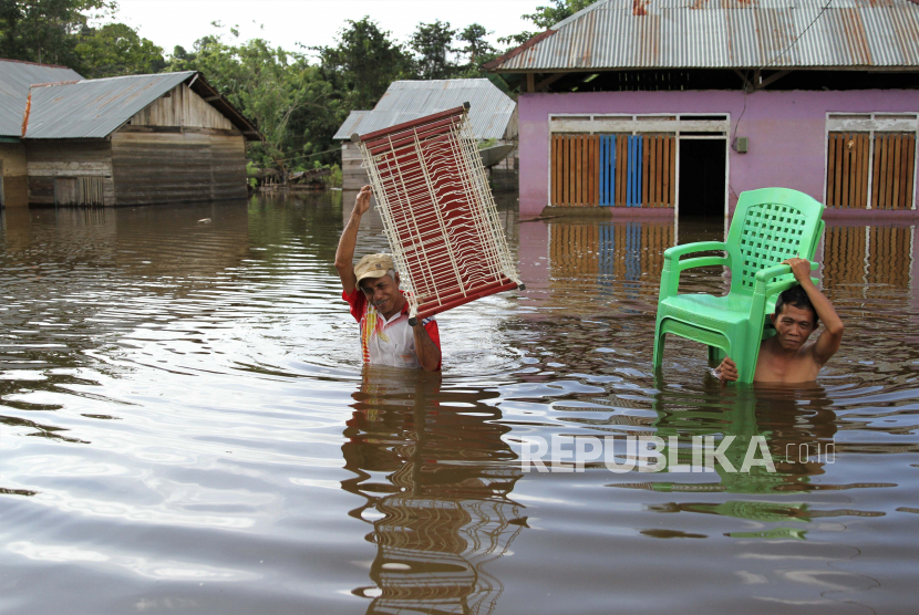 Badan Penanggulangan Bencana Daerah (BPBD) Kabupaten Konawe, Provinsi Sulawesi Tenggara (Sultra), menyatakan, berdasarkan data sementara warga terdampak banjir yang terjadi di daerah itu terus meluas hingga ke 62 desa/kelurahan (Foto: banjir Konawe)