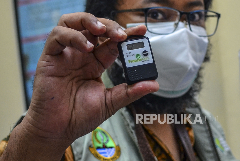Petugas menunjukan chip barcode vaksin COVID-19 Sinovac saat tiba di gudang farmasi Dinas Kesehatan Kabupaten Ciamis, Jawa Barat, Rabu (27/1/2021). Dinas Kesehatan daerah setempat menerima sebanyak 6.600 dosis vaksin tahap pertama untuk 3.300 tenaga kesehatan dengan total kebutuhan sebanyak 1.700.000 vaksin yang nantinya akan didistribusikan ke 37 puskesmas. 