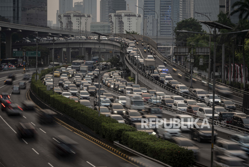 Keutamaan Bagi Umat Islam yang Bekerja Mencari Nafkah. Foto: Sejumlah kendaraan melintas saat jam pulang kerja di Tol Dalam Kota, Jakarta, Rabu (24/8/2022).  