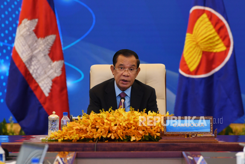 Sebuah foto selebaran yang disediakan oleh Televisi Nasional Kamboja menunjukkan Perdana Menteri Kamboja Hun Sen menghadiri pertemuan virtual dengan para pemimpin dari China dan Perhimpunan Bangsa-Bangsa Asia Tenggara (ASEAN), tidak termasuk Myanmar, selama KTT ASEAN-China di Istana Perdamaian di Phnom Penh, Kamboja, 22 November 2021. Pemerintah AS telah memerintahkan embargo senjata dan pembatasan ekspor terhadap Kamboja.
