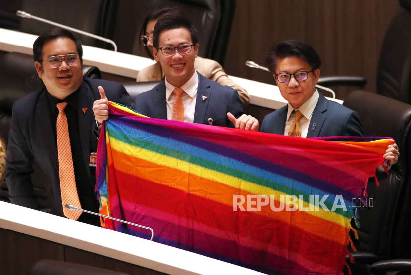 Anggota parlemen Thailand memegang tekstil berwarna pelangi selama sesi legislasi pengesahan RUU kesetaraan pernikahan di Parlemen di Bangkok, Thailand, 27 Maret 2024.