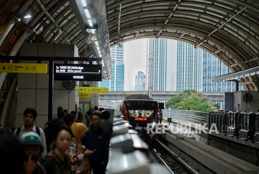 Penumpang menaiki Kereta Api Ringan atau Light Rail Transit (LRT) Jabodebek di stasiun Dukuh Atas, Jakarta, Selasa (9/1/2024). LRT menawarkan hak penamaan eksklusif stasiun pada perusahaan.