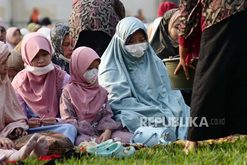 Suasana shalat Idul Fitri 1444H di lapangan Lodaya Bandung, Jumat (21/4/2023).