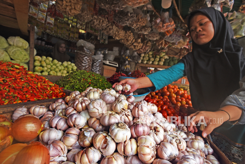 Warga memilih bawang putih di Pasar Induk Rau Kota Serang, Banten, Jumat (2/6/2023). 