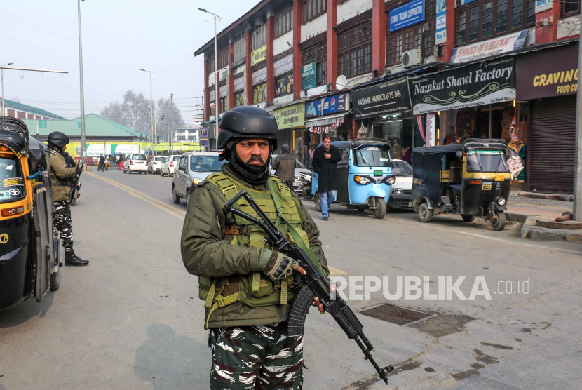 Pasukan paramiliter India berjaga di Srinagar,  Kashmir, 11 December 2023. 