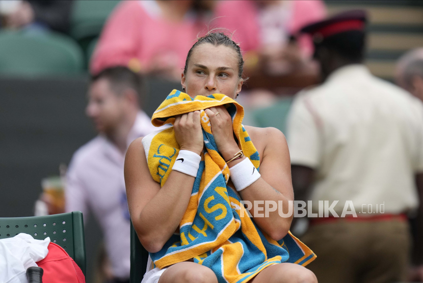 Petenis Belarusia Aryna Sabalenka duduk di kursinya selama pertandingan Grand Slam Wimbledon di London, Inggris.