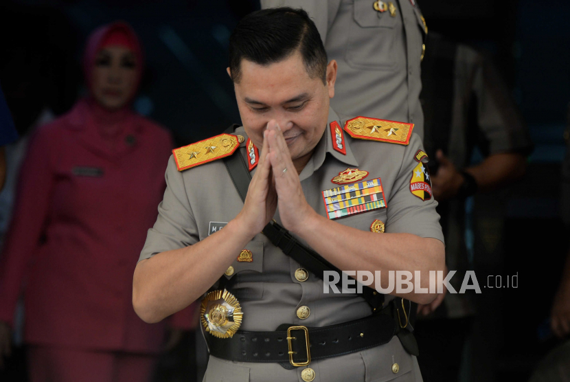 Pejabat Baru Kabarhakam Polri Irjen M Fadil Imran memberikan salam usai menjalani serah terima jabatan Kapolda Metro Jaya di Mabes Polri, Jakarta Selatan, Jumat (31/3/2023). 