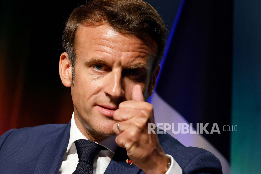 Presiden Prancis Emmanuel Macron menyampaikan pidato saat pembukaan pameran Pertahanan dan Keamanan darat dan udara Eurosatory, di Pusat Pameran Paris-Nord Villepinte di Villepinte, Prancis, 13 Juni 2022.