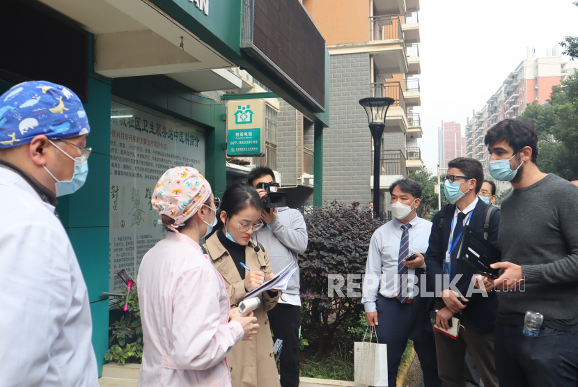 Petugas medis di pos kesehatan kompleks permukiman Donghu memberikan keterangan kepada awak media asing mengenai penanganan pasien COVID-19 di Kota Wuhan, Provinsi Hubei, China, Jumat (20/11/2020). Selama karantina wilayah Wuhan pada 23 Januari-8 April 2020 lalu terdapat 32 warga yang positif COVID-19 di permukiman yang dihuni 12.765 jiwa itu dan tidak ada satu pun yang meninggal dunia. 