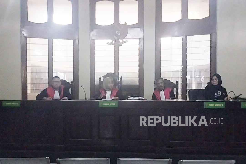 Majelis hakim Pengadilan Negeri Bandung menerima eksepsi kuasa hukum Mantan Gubernur Jawa Barat Ridwan Kamil atas gugatan Panji Gumilang sebesar Rp 9 triliun, Kamis (11/1/2024). 