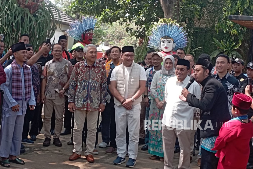 Ondel-ondel dan palang pintu sambut kedatangan cagub dan cawagub Jakarta, Ridwan Kamil-Suswono dalam acara Deklarasi Relawan BERKAH, di Bambu Apus, Jakarta Timur, Ahad (1/9/2024).