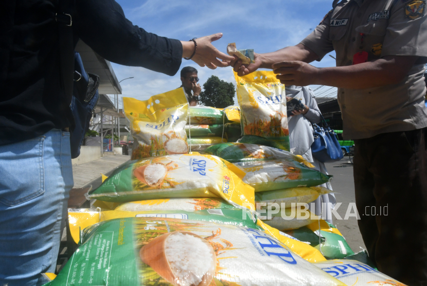 Warga membeli beras saat Gerakan Pangan Murah 