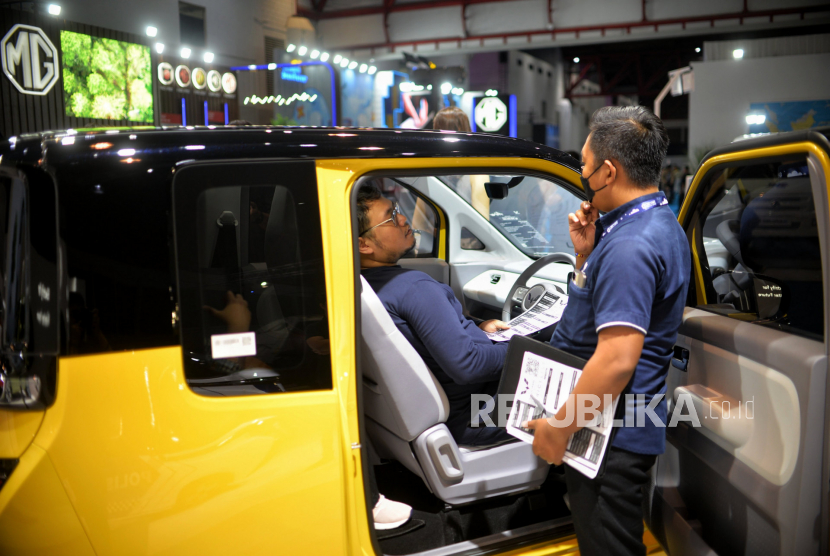 Pengunjung menaiki mobil listrik Wuling Airew yang dipamerkan pada Periklindo Electric Vehicle Show (PEVS) 2023 di JIExpo Kemayoran, Jakarta, Kamis (18/5/2023). Pameran kendaraan listrik Periklindo Electric Vehicle Show (PEVS) 2023 yang berlangsung sejak 17-21 Mei 2023 di JIEXPO, Kemayoran, Jakarta berhasil membukukan total transaksi sebesar Rp 289 miliar.