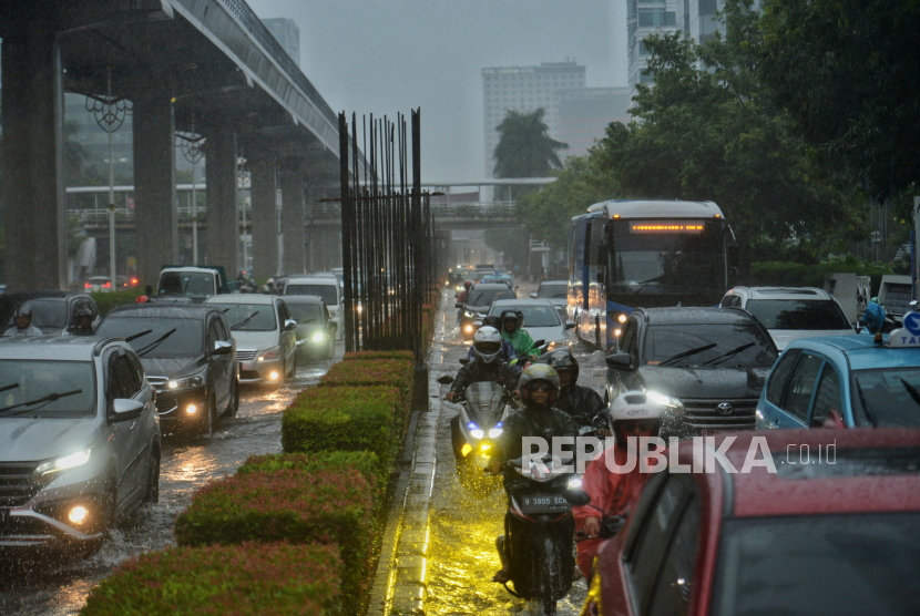 Pengendara menerobos genangan air yang menutupi ruas jalan H.R Rasuna Said, Jakarta Selatan. BMKG ingatkan hujan dan angin kencang terjadi di selatan dan timur Jakarta hari ini.