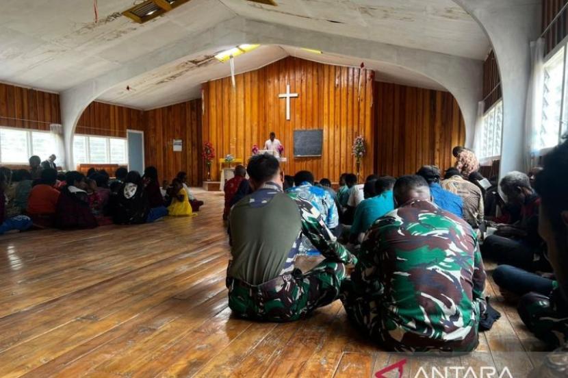 Satgas Yonif 511/DY ikut ibadah Minggu bersama warga pedalaman Papua.