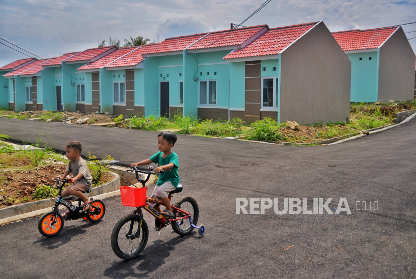 Anak-anak bermain sepeda di lingkungan kompleks perumahan bersubsidi di Ciseeng, Bogor, Jawa Barat, Senin (19/2/2024). 