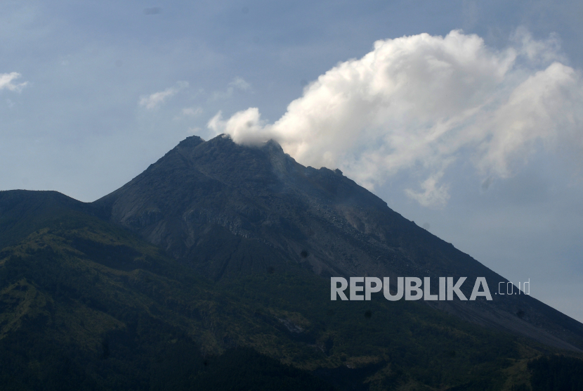 Aktivitas puncak Gunung Merapi mengeluarkan asap putih terlihat di Selo, Boyolali, Jawa Tengah, Rabu (11/11/2020). Berdasarkan data pengamatan Balai Penyelidikan dan Pengembangan Teknologi Kebencanaan Geologi (BPPTKG) periode (10/11/2020), tercatat kegempaan 54 guguran, 33 vulkanik dangkal, 63 hembusan dan 294 fase banyak. 