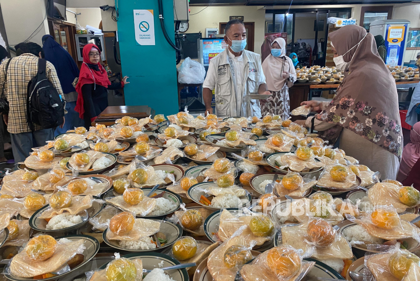 Petugas menyiapkan makanan untuk berbuka puasa di Masjid Jogokariyan, Yogyakarta, Selasa (5/4/2022). 
