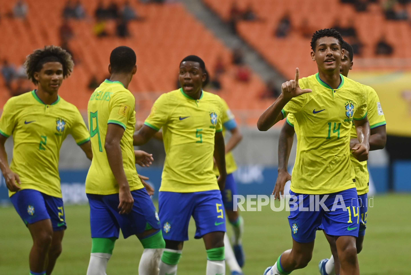 Pesepak bola Timnas Brasil melakukan selebrasi usai mencetak gol ke gawang lawan di Piala Dunia U-17 2023.