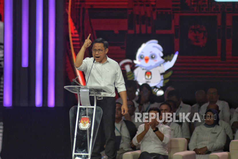 Cawapres nomor urut 01 Muhaimin Iskandar saat Debat Keempat Pilpres 2024 di Jakarta Convention Center (JCC), Jakarta, Ahad (21/1/2024).