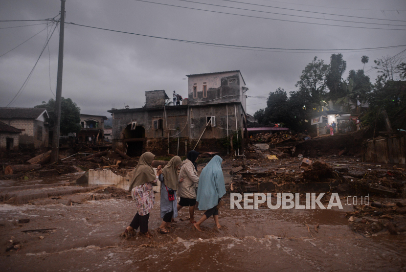 Pusat Pengendali Operasi Badan Nasional Penanggulangan Bencana (Pusdalops BNPB) menyatakan, bencana banjir merendam sebanyak 15 desa di dua kecamatan, Kabupaten Ketapang, Provinsi Kalimantan Barat (Foto: ilustrasi banjir)