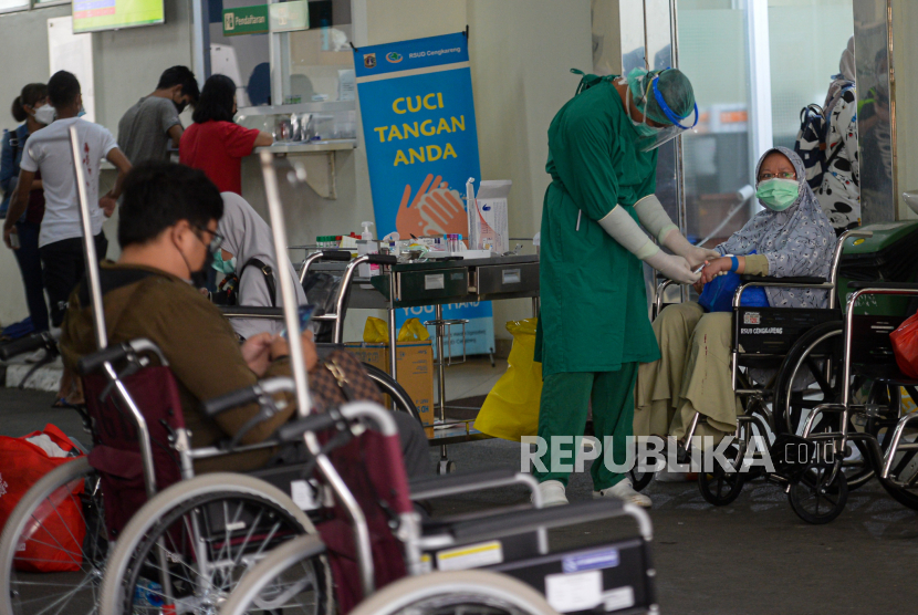 Satgas: Dahulukan Pasien Gejala Berat dan Sedang di RS. Petugas medis melakukan perawatan kepada pasien Covid-19 di selasar IGD RSUD Cengkareng, Jakarta Barat, Rabu (23/6). Peningkatan kasus harian Covid-19 di DKI Jakarta beberapa hari terakhir mengakibatkan keterisian tempat tidur di rumah sakit penuh sehingga perawatan pasien Covid-19 dalam keadaan darurat terpaksa dilakukan di selasar ruang IGD. Republika/Thoudy Badai