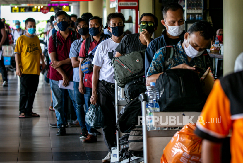 Calon penumpang antre pemeriksaan dokumen perjalanan di Bandara Hang Nadim Batam, Kepulauan Riau, Kamis (4/6/2020). Sejumlah calon penumpang maskapai Lion Air Grup memadati Bandara Hang Nadim Batam setelah adanya informasi penghentian sementara operasionalnya mulai 5 Juni 2020