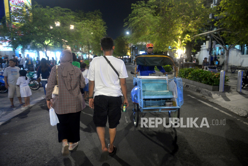 Pengunjung memadati jalan saat acara Kangen Selasa Wagen di Malioboro, Yogyakarta.