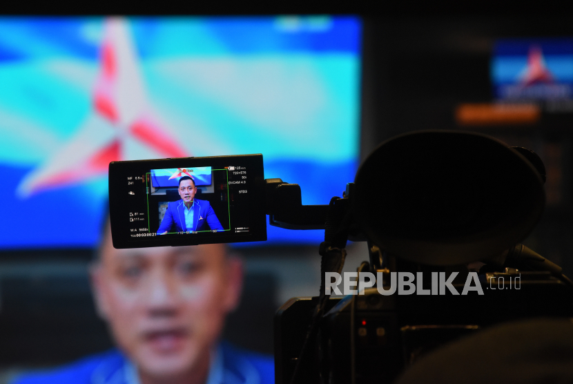 Ketua Umum Partai Demokrat Agus Harimurti Yudhoyono (AHY) secara virtual menyampaikan tanggapan atas ditolaknya permohonan gugatan KSP Moeldoko oleh Pengadilan Tata Usaha Negara (PTUN), di Kantor DPP Partai Demokrat, Jakarta, Rabu (24/11). Berdasarkan hasil survei Voxpopuli, elektabilitas Demokrat saat ini merosot ke papan tengah. 