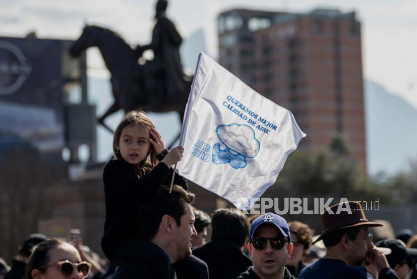 Demonstran muda memegang bendera saat melakukan protes terhadap polusi dari kilang Petroleos Mexicanos (Pemex) di kota Monterrey, Meksiko, (28/1/2024).