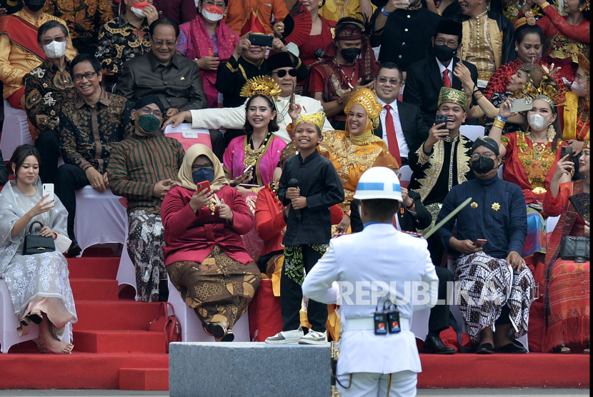 Penyanyi cilik Farel Prayoga menghibur peserta Upacara Peringatan Detik-Detik Proklamasi di Istana Negara, Jakarta, Rabu (17/8/2022). Upacara Peringatan Detik-Detik Proklamasi di Istana Negara diikuti oleh 4500 peserta dan dipimpin langsung oleh Presiden RI Joko Widodo.