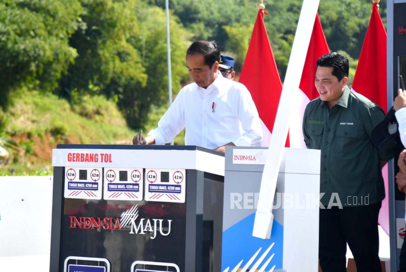 Presiden Jokowi saat meresmikan Jalan Tol Cisumdawu di Sumedang, Jawa Barat, Selasa (11/7/2023).