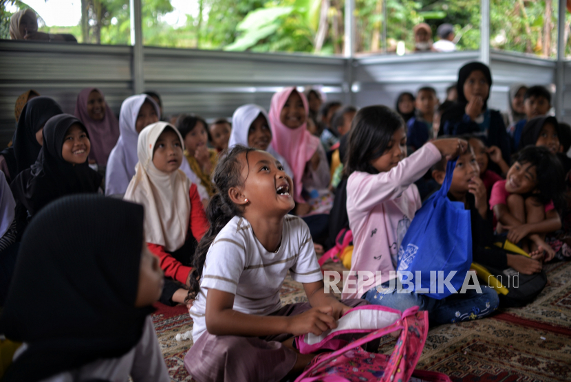 Anak-anak korban gempa Cianjur mengikuti kegiatan trauma healing di pengungsian Desa Cibulakan, Cugenang, Kabupaten Cianjur, Jawa Barat, Selasa (27/12/2022). Madrasah Terdampak Gempa Cianjur Dapat Bantuan Rp 13,2 Miliar