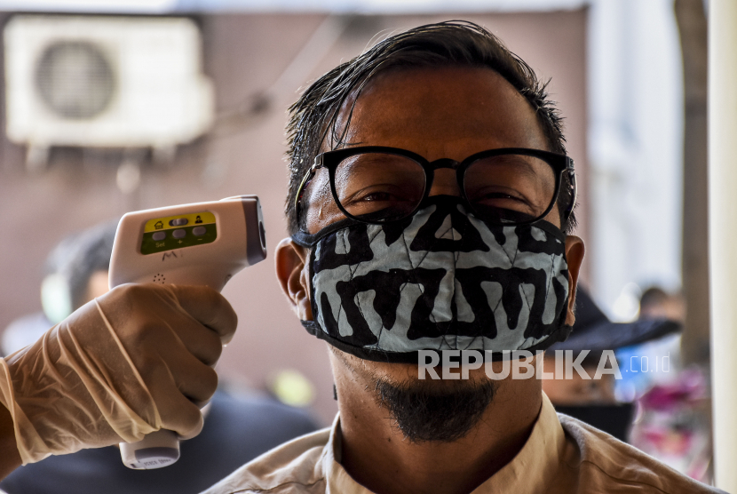 New Normal dari Sudut Keislaman dan Sejarah. Petugas dari  Biddokkes Polda Jabar memeriksa suhu tubuh jamaah yang akan melaksanakan ibadah Sholat Jumat di Masjid Raya Bandung, Jalan Dalem Kaum, Kota Bandung.