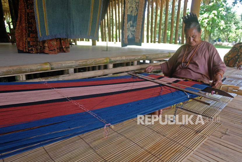 Perajin asal Sumba menyelesaikan pembuatan kain tenun Sumba saat Festival Tenun Nusantara di Taman Aksobya, kompleks Taman Wisata Candi Borobudur, Magelang, Jawa Tengah, Kamis (1/12/2022). 