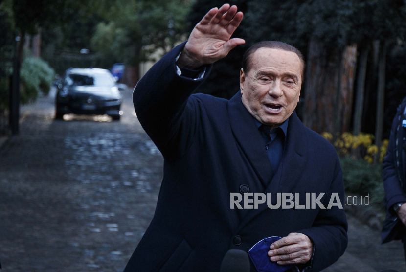 Mantan Perdana Menteri Italia Silvio Berlusconi melambai ke media setelah pertemuan dengan para pemimpin kanan-tengah di Roma, pada 23 Desember 2021. 