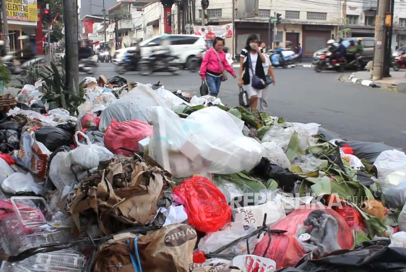 Sampah dan roda sampah masih menumpuk di sejumlah TPS di Kota Bandung, Rabu (30/8/2023). Sebagian berserakan di pinggir jalan.