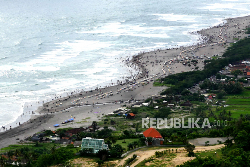Pantai Parangtritis dilihat Watu Gupit, Purwosari, Gunung Kidul, Yogyakarta.