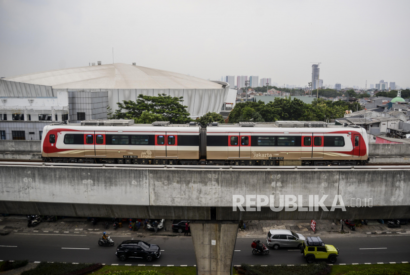 Rangkaian kereta LRT Jakarta melintas di kawasan Rawamangun, Kecamatan Pulogadung, Jakarta Timur, Selasa (1/11/2022). 