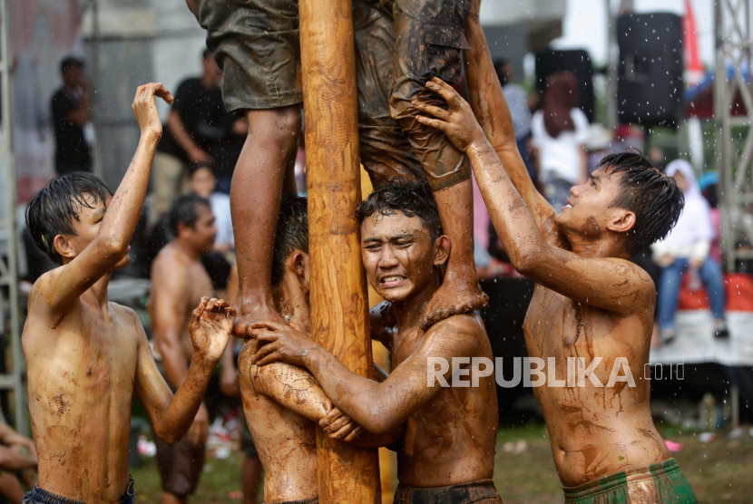 Warga Indonesia berpartisipasi dalam lomba panjat pinang untuk merayakan Hari Kemerdekaan 17 Agustus. Ada beragam ide seru dan menarik untuk lomba 17 Agustus yang bisa diikuti.