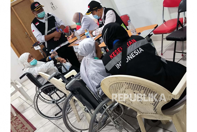 Petugas kesehatan sedang menyuapi jamaah haji lansia yang sedang berobat di Kantor Kesehatan Haji Indonesia (KKHI) Makkah, Rabu (7/6/2023) Fuji E Permana