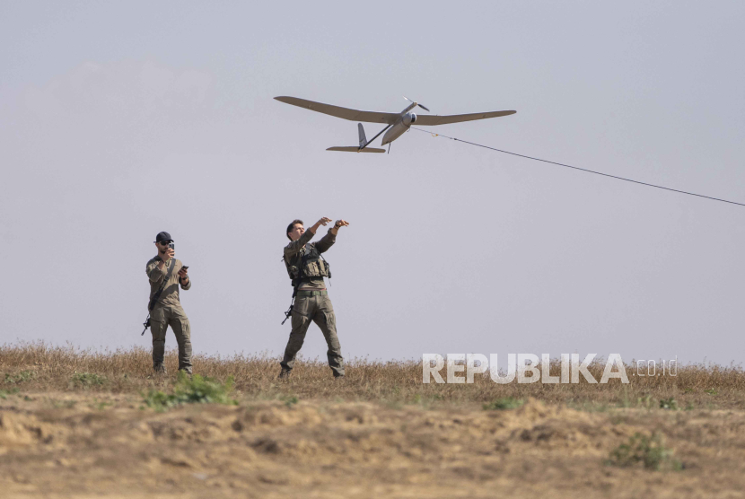 Tentara Israel meluncurkan drone di dekat perbatasan Israel-Gaza, Israel selatan, Senin, (15/4/2024).
