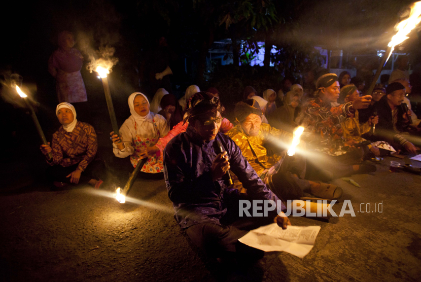 Warga mengikuti pawai takbir keliling dengan menembangkan bersama macapat di Kasihan, Bantul, Yogyakarta.