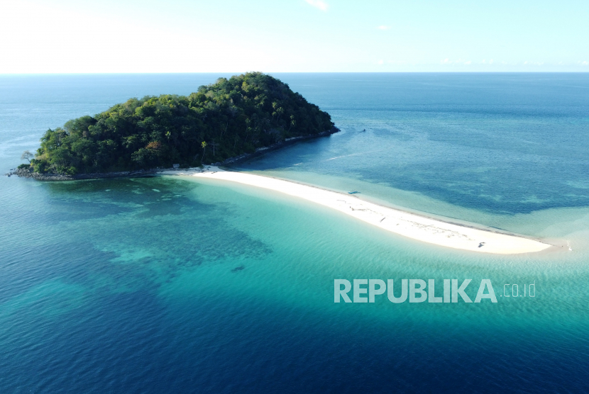 Foto aerial Pulau Bugisa di Kecamatan Ponelo Kepulauan, Kabupaten Gorontalo Utara, Provinsi Gorontalo, Jumat (12/8/22).