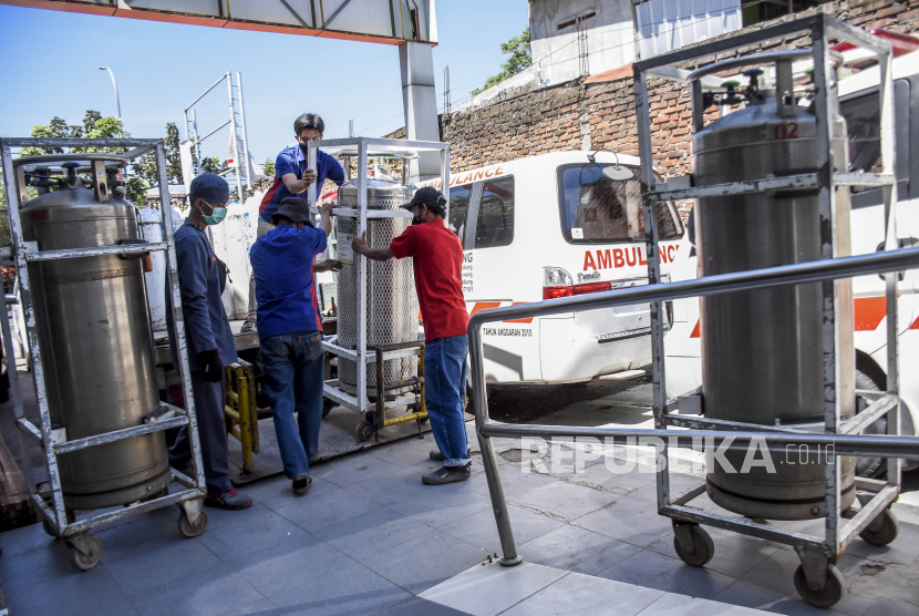 Petugas membawa tabung oksigen cair untuk diisi ulang di ruang Instalasi Gawat Darurat (IGD) Rumah Sakit Umum Daerah (RSUD) Kota Bandung, Jalan Rumah Sakit, Kota Bandung, Selasa (27/7). Berdasarkan data dari Pusat Informasi dan Koordinasi Covid-19 Provinsi Jawa Barat (Pikobar) pada (26/7), tingkat keterisian tempat tidur atau Bed Occupancy Rate (BOR) rumah sakit yang melayani Covid-19 dan tidak melayani Covid-19 mengalami penurunan dengan total keterisian 65,18 persen yang semula pada beberapa waktu mencapai 91,12 persen. Foto: Republika/Abdan Syakura