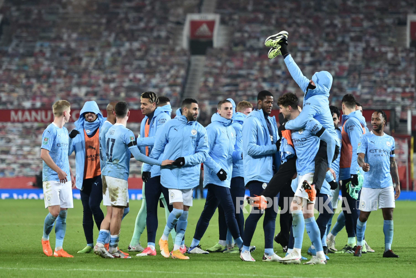  Para pemain Manchester City merayakan akhir pertandingan sepak bola semifinal Piala Carabao Inggris antara Manchester United vs Manchester City di Manchester, Inggris, Rabu (6/1).