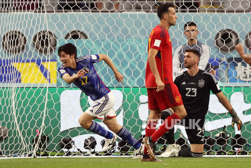 Ao Tanaka (L) of Japan celebrates after scoring the 2-1 lead during the FIFA World Cup 2022 group E soccer match between Japan and Spain at Khalifa International Stadium in Doha, Qatar, 01 December 2022.  